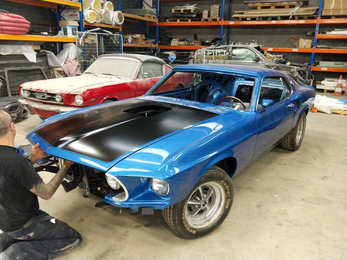 Mustang mach 1 en cours de réparation