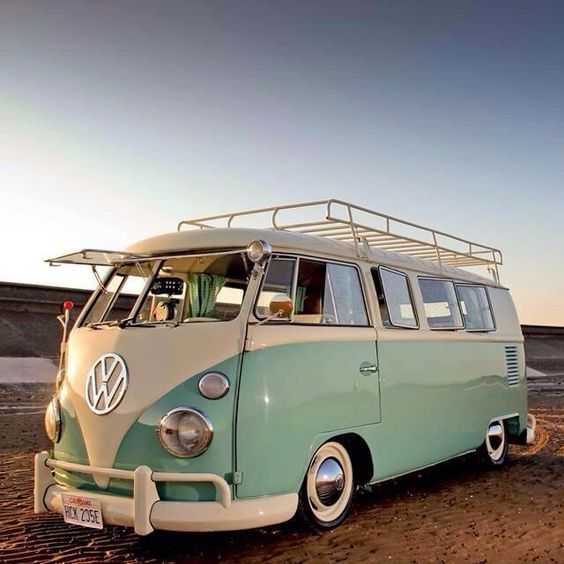 Combi volkswagen vert et blanc au soleil